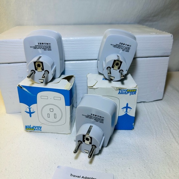 White Travel Adapter with USB Ports model :H002  Lot of 3 - Picture 2 of 3